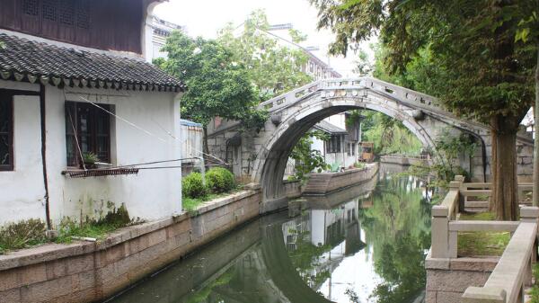 江南水乡古镇探访:古建筑与非遗美食之旅 练塘老街