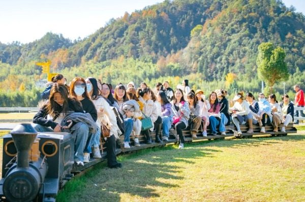 南方滑雪新地标:临安风之谷嬉雪体验 迷你小火车