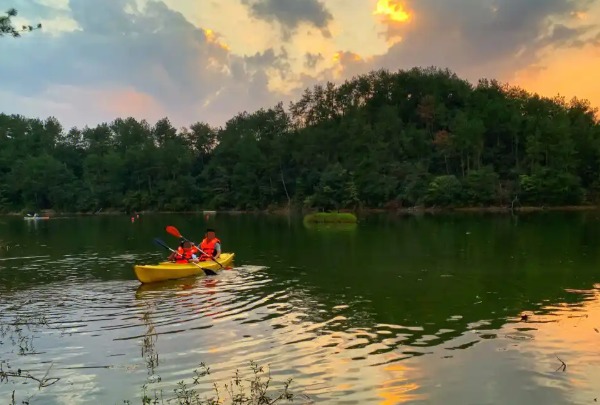 安吉轻奢露营地:美景与拍照打卡的理想之选 桨板船