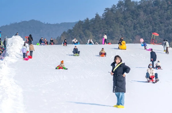 南方滑雪新地标:临安风之谷嬉雪体验 滑雪游客