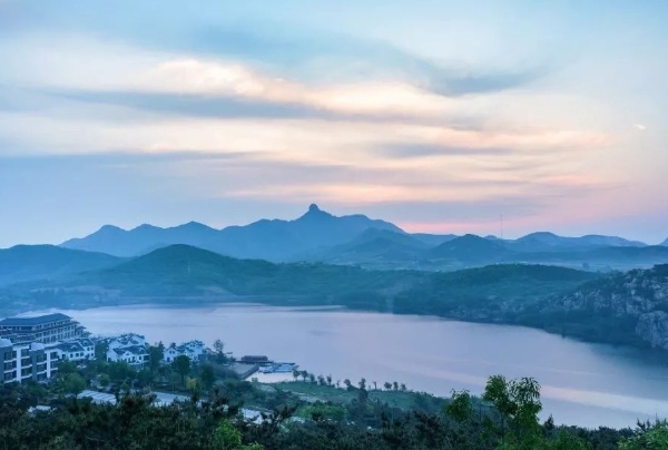 松月湖畔的灵动之美:自然与心灵的交融 湖上美景