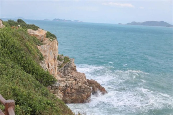 杨梅坑之旅——海风与电影场景的完美邂逅 礁石