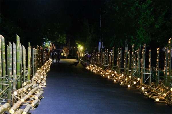 安吉竹灯展点亮夜游经济 深化文旅融合 夜间道路