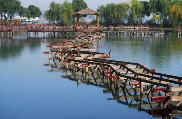 春天,就去三山岛感受浪漫 湖水上的木栈道