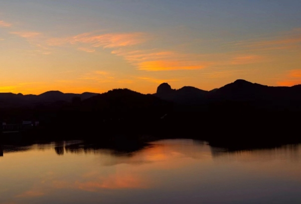 漫步松月湖,犹如一副静谧的水墨画 松月湖晚霞