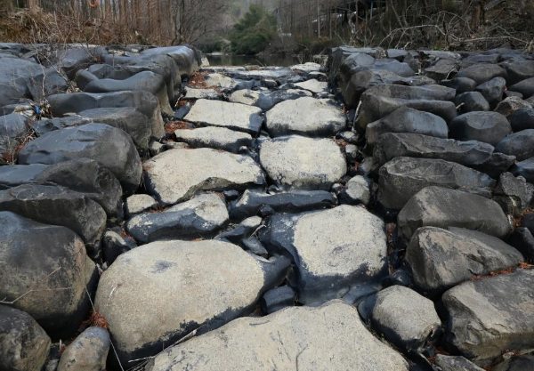 安吉孝子坝:清代孝子建造的百年水利遗迹 孝子坝上的石头