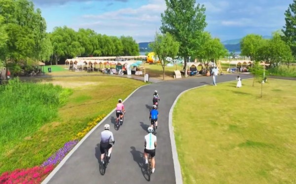 临安推出12条特色骑行路线 青山湖环湖绿道成骑行爱好者首选 青山湖骑行