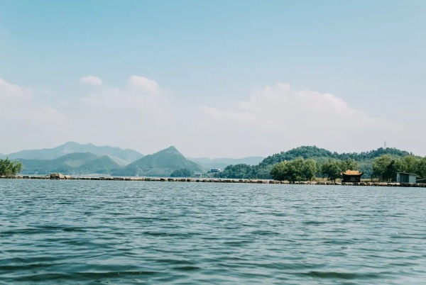 青山湖四大草坪野餐攻略,春日露营享受慢生活乐趣 圣鹤码头草坪