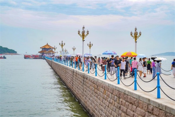 青岛栈桥:从军事要塞到海滨胜地的历史变迁 栈桥游客