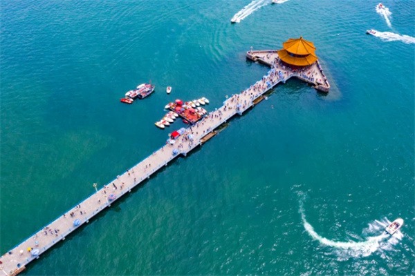 青岛栈桥:从军事要塞到海滨胜地的历史变迁 俯瞰栈桥