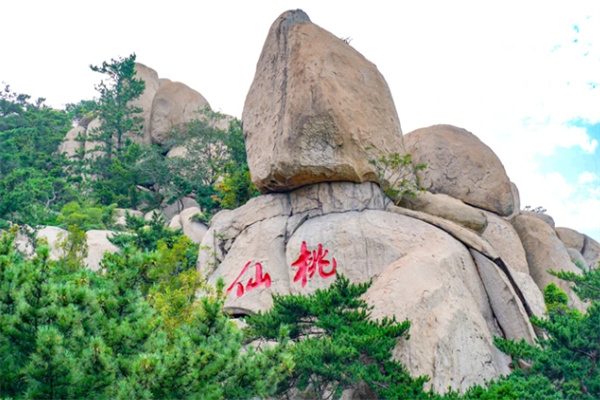 崂山仰口景区探秘:仙桃石刻与碧海蓝天的完美融合 仙桃石头